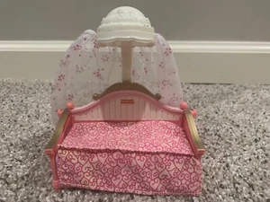 Fisher-Price Loving Family Dollhouse Furniture Girls Pink Canopy Bed Daybed 2006 - Picture 1 of 4