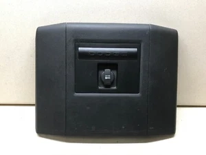 2009-2012 Dodge RAM consola central panel de ajuste trasero 12 V negro de fábrica - Imagen 1 de 3