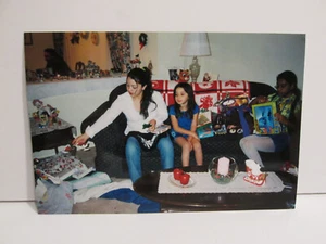 VINTAGE FOUND PHOTOGRAPH COLOR ART ORIGINAL PHOTO KIDS COUCH CHRISTMAS PRESENTS - Picture 1 of 4