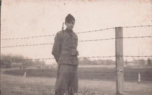 22-8B) CARTOLINA WW MILITARE SOLDATO CON FUCILE DIETRO FILO SPINATO FOTO IN POSA - Picture 1 of 2