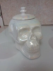 Skurriler Schrank 10 Strawberry Street weiß irisierend Totenkopf Keksdose - Bild 1 von 9