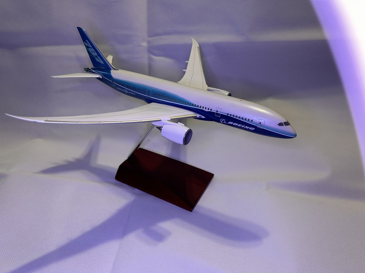 Hogan Boeing 747 1:200 Scale Contemporary Diecast Aircraft Hogan Boeing 747 1:200 Scale Contemporary Diecast Aircraft