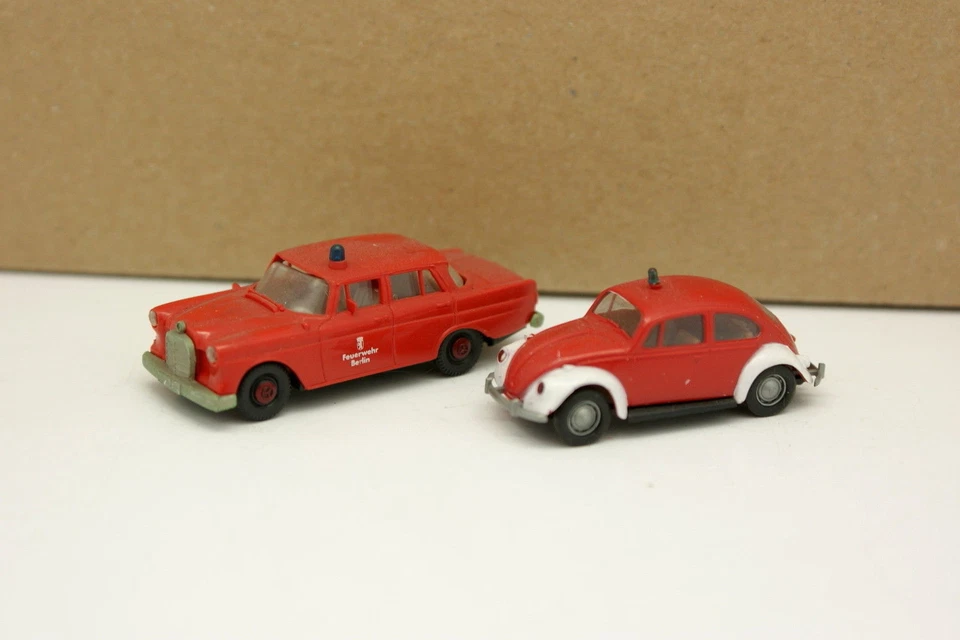 Brekina 1/87 HO - Lotto Di 2 Mercedes 190 + VW COCCINELLE Pompiers Feuerwehr - Immagine 1 di 1