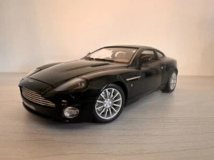 ASTON MARTIN VANQUISH - GREEN - BURAGO 1:18 Made in Italy - Foto 1 di 5
