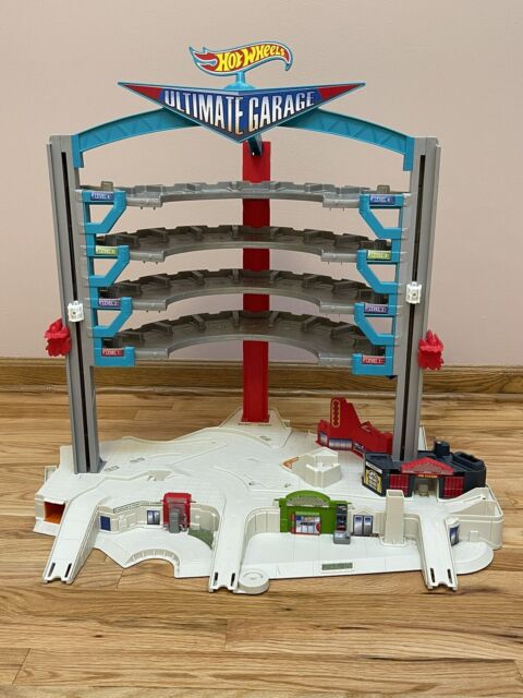 Hot Wheels HW Ultimate Garage Playset with 2 Toy Cars, Stores 100+