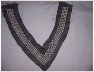 CUENTAS CUELLO EN V ACENTO 4 FILAS PERLAS BLANCAS SOBRE NEGRO - Imagen 1 de 1