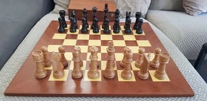 Joc d'escacs i Tauler de Fusta/Juego de ajedrez y tablero de madera - Imagen 1 de 5