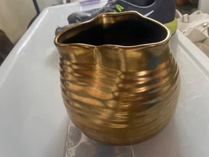 Wunderschöne West Elm geschmolzene Messing Keramik Vase 7" x 6" gold bemalt gerippt - Bild 1 von 3