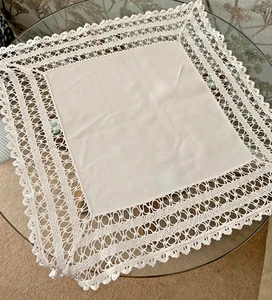 VINTAGE WEISSE BAUMWOLLE GROSSE TISCHMATTE/DECKCHEN BAUMWOLLE SPITZENKANTE 17" x 17" - Bild 1 von 2