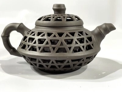 Antigua tetera de arcilla Qing Zisha Qianlong Yixing de los siglos XVIII al XIX Foto 1 de 4