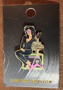 Spilla Hard Rock Live Online - 50° Anniversario Anni 80 Decennio Ragazza - LE 250 - 2021 - Foto 1 di 1