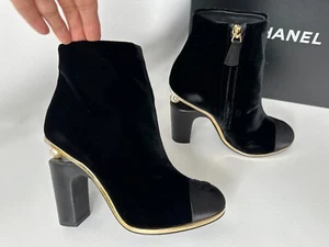 $ 1,5K Chanel SCHWARZ CC Kappe Zehe SAMT Stiefeletten 38 NEU MÄNGEL UNTEN EINZELHANDEL - Bild 1 von 21