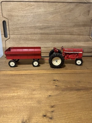 Винтажный литой красный международный трактор ERTL с красным вагоном в масштабе 1:16 - Изображение 1 из 4
