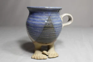 1 ART PERTERY blau & hellbraun Becher mit bloßen Füßen - Bild 1 von 6