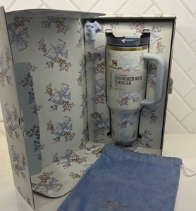 Stanley X Tumbler Love Shack Fancy 40 oz Blue Beaux Geschenkbox NEU Löscher H2.0 - Bild 1 von 11