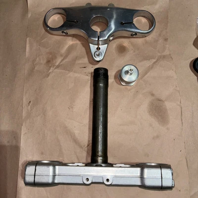 DUCATI PAUL SMART SPORT CLÁSICO GENUINO OEM ÁRBOL ABRAZADERAS TRIPLES ÁRBOL YUGO TUERCA Foto 1 de 4