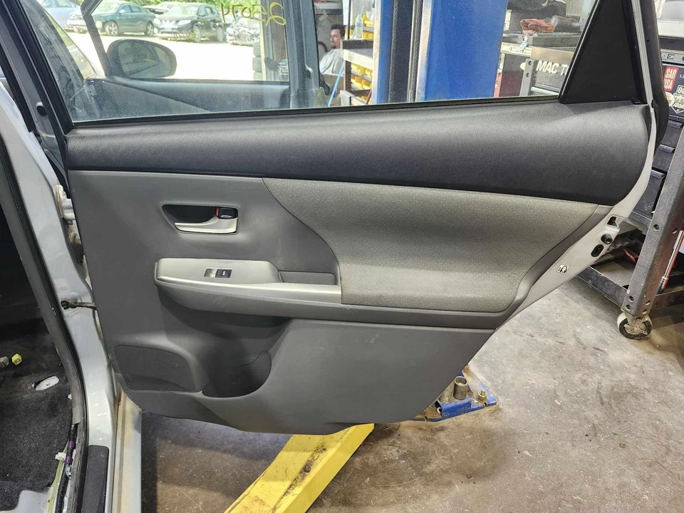 Panel de moldura de puerta trasera izquierda lado del conductor Toyota Prius V 13-14 tela gris oscuro OEM Foto 1 de 1