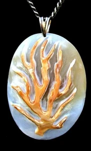 GRANDE CIONDOLO CAMMEO STERLING - MOTIVO CORALLO INTAGLIATO CONCHIGLIA - CATENA - ITALIA - Foto 1 di 8