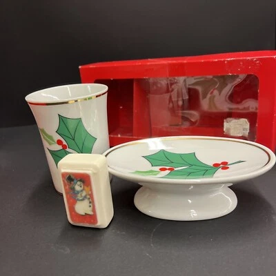 Antigo Conjunto de Saboneteira Cerâmica Natal Sabonete Azevinho Bagas/3 Caixa Original Banheiro - Imagem 1 de 4