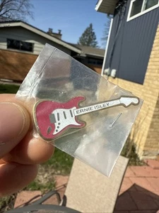 Pin de guitarra promocional de colección como nuevo 1990 Ernie Isley Stratocaster Badge Elektra Records - Imagen 1 de 3