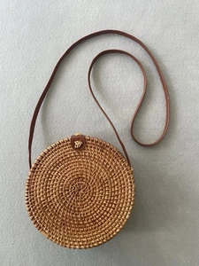 Borsa a tracolla rotonda 7,5” in vimini intrecciato marrone/naturale boho - Foto 1 di 9