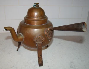 Tetera sueca vintage de cobre martillado con mango y patas de acero - Imagen 1 de 15