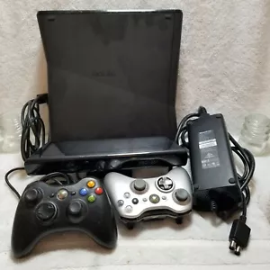 Xbox 360 S Black Console 1439 W 2 controllers Kinect and cables - Picture 1 of 12