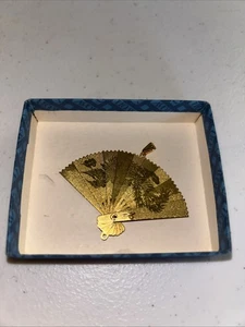 Vintage Anhänger goldfarben orientalisch klappbar Fächer geätzt Design Kranich Vogel - Bild 1 von 4