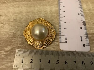RETRO VINTAGE TONO DORADO PERLA BUFANDA ANILLO BROCHE CLIP TV reina real? Propulsor de película - Imagen 1 de 6