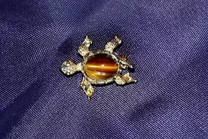 VINTAGE Gold Tiger Eye Turtle Tortoise Brooch Pin Cabochon Gift Idea - Picture 1 of 1