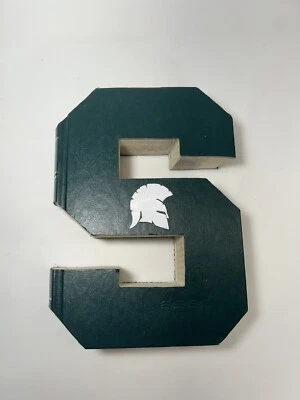 Libro de corte decretivo con calcomanía Michigan State Spartan en forma de “S” Foto 1 de 4