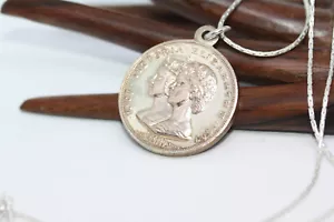 Vintage 1867-1967 Queen Victoria & Elizabeth II Medallion Pendant Necklace 20" - Foto 1 di 12