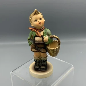 Figura de colección Goebel MI Hummel Village Boy TMK 4 Three Line Mark 51 2/0 - Imagen 1 de 13