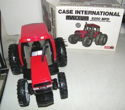 Case International Maxxum 5250 MFD Doble Escala 1/16 Ertl #676 Diecast Nuevo de Lote Antiguo NUEVO Foto 1 de 4