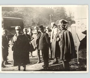 Tropas francesas e italianas mezclándose Castelfranco Italia 1918 Primera Guerra Mundial foto de prensa - Imagen 1 de 2