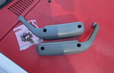 Mazda B2000 1980-1985 OEM manija de puerta interior tirador lado conductor/pasajero conjunto Foto 1 de 4