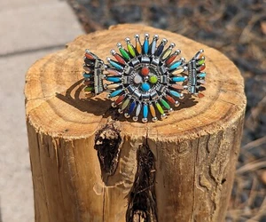 Brazalete con aguja pequeña Zuni varias piedras nativo americano firmado talla 6,25 - Imagen 1 de 9