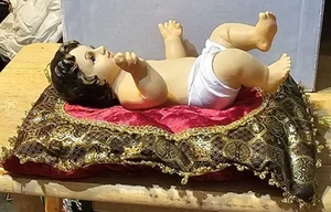 BABY JESUS CHRIST WITH FANCY DECORATIVE PILLOW RELIGION FIGURINE - Picture 1 of 4