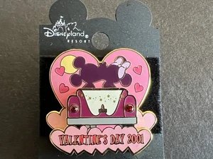 DCA 2001 San Valentino - Auto che bacia Topolino Minnie - RARA Spilla Disney HTF 4212 - Foto 1 di 4