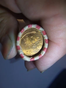 WHEAT PENNY ROLL WITH A UNKNOWN BU WHEAT PENNY SHOWING - Picture 1 of 3