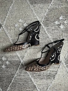 Bombas de cuña Miu Miu negras y marrones estampadas con correa en T 38 - Imagen 1 de 8