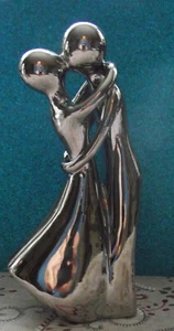 Moderne Kunst-Figur: Liebespaar, lackierte Keramik - Bild 1 von 2