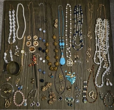 Lote de 2 bisutería vintage hasta ahora - casi 2 libras Foto 1 de 4