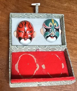2 - Mini Chinesische Oper Masken Handbemalt Asiatische Wohndeko Seide Vitrine - Bild 1 von 15