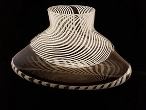 Jarrón remolino modernista de vidrio artístico de estudio negro blanco firmado 7,5" de alto - Imagen 1 de 18
