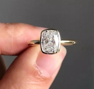 Fede nuziale solitario lunetta diamantata creata in laboratorio cuscino 2,2 ct oro 14 carati FN - Foto 1 di 8