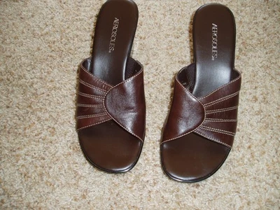 AEROSOLES Sandalias de Cuero Marrón Para Mujer 8.5 Punta Abierta Deslizable Cuña Zapato Usado en Excelente Condición $0 S/H Foto 1 de 4