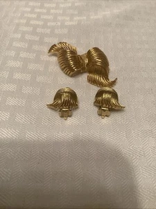 OLD VINTAGE COSTUME JEWELRY USNER BROOCH PIN CLIP EAR RINGS - Picture 1 of 3