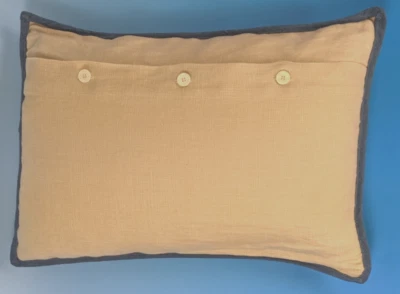Almohada Ralph Lauren de lino 18x14, botones crema natural con azul Foto 1 de 4