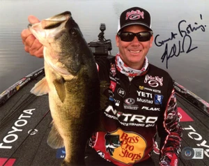 KEVIN VANDAM KVD SIGNED 8x10 PHOTO CELEBRATED BASS FISHERMAN LEGEND BECKETT BAS - Picture 1 of 2